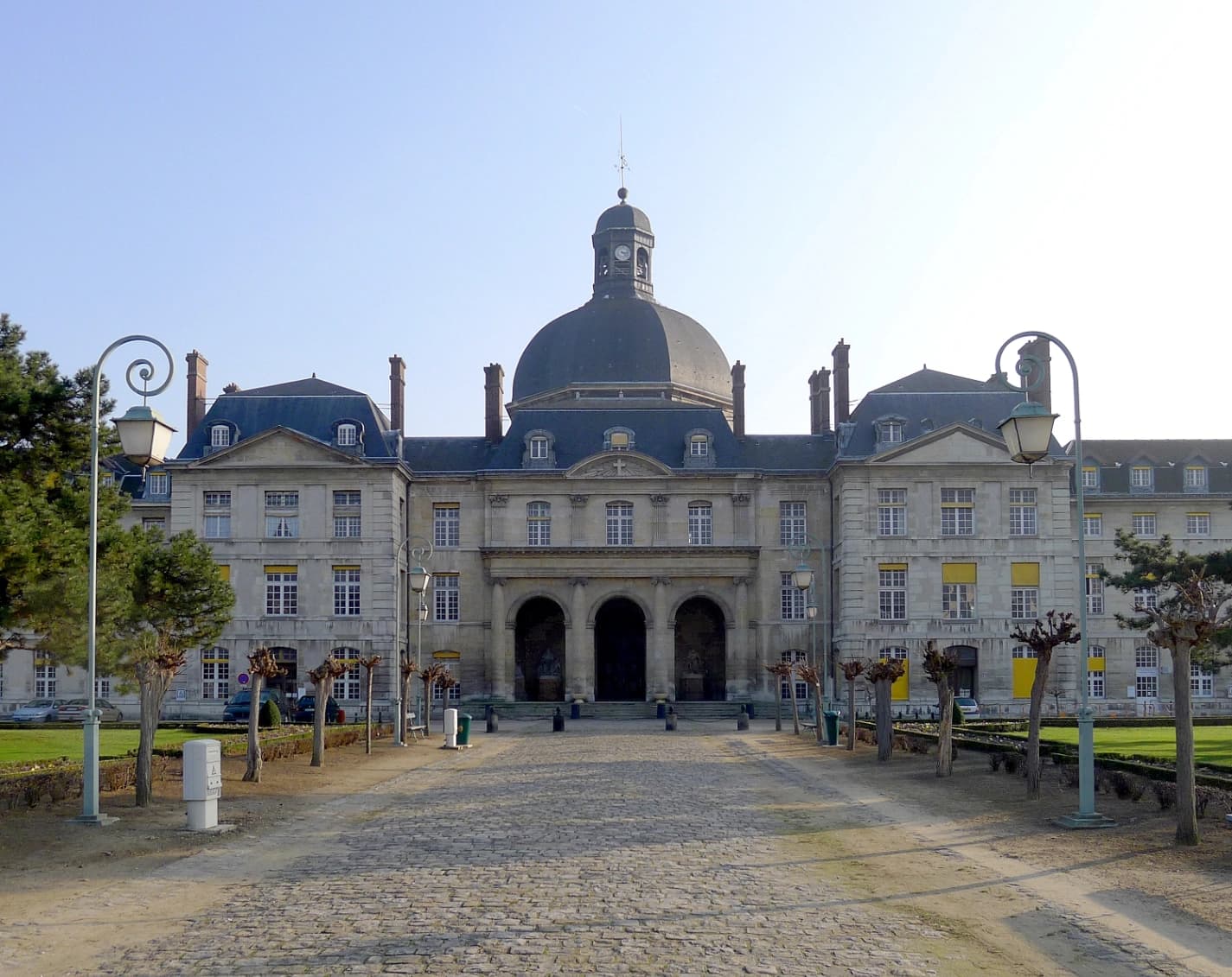 Vue d'un parking à l'Hôpital de la Pitié Salpêtrière