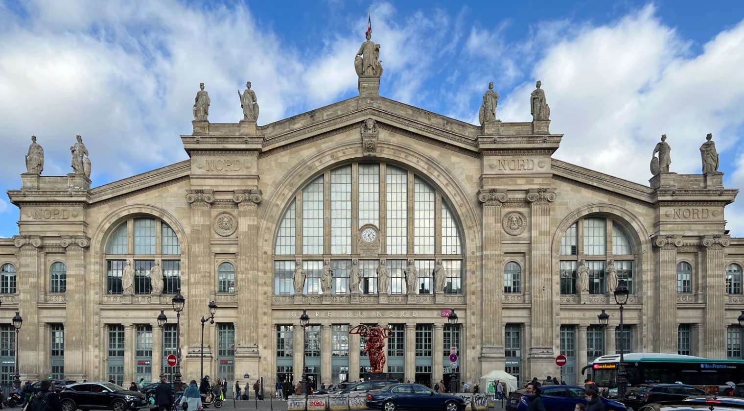 Vue d'un parking à proximité de la gare du Nord et de la gare de l'Est