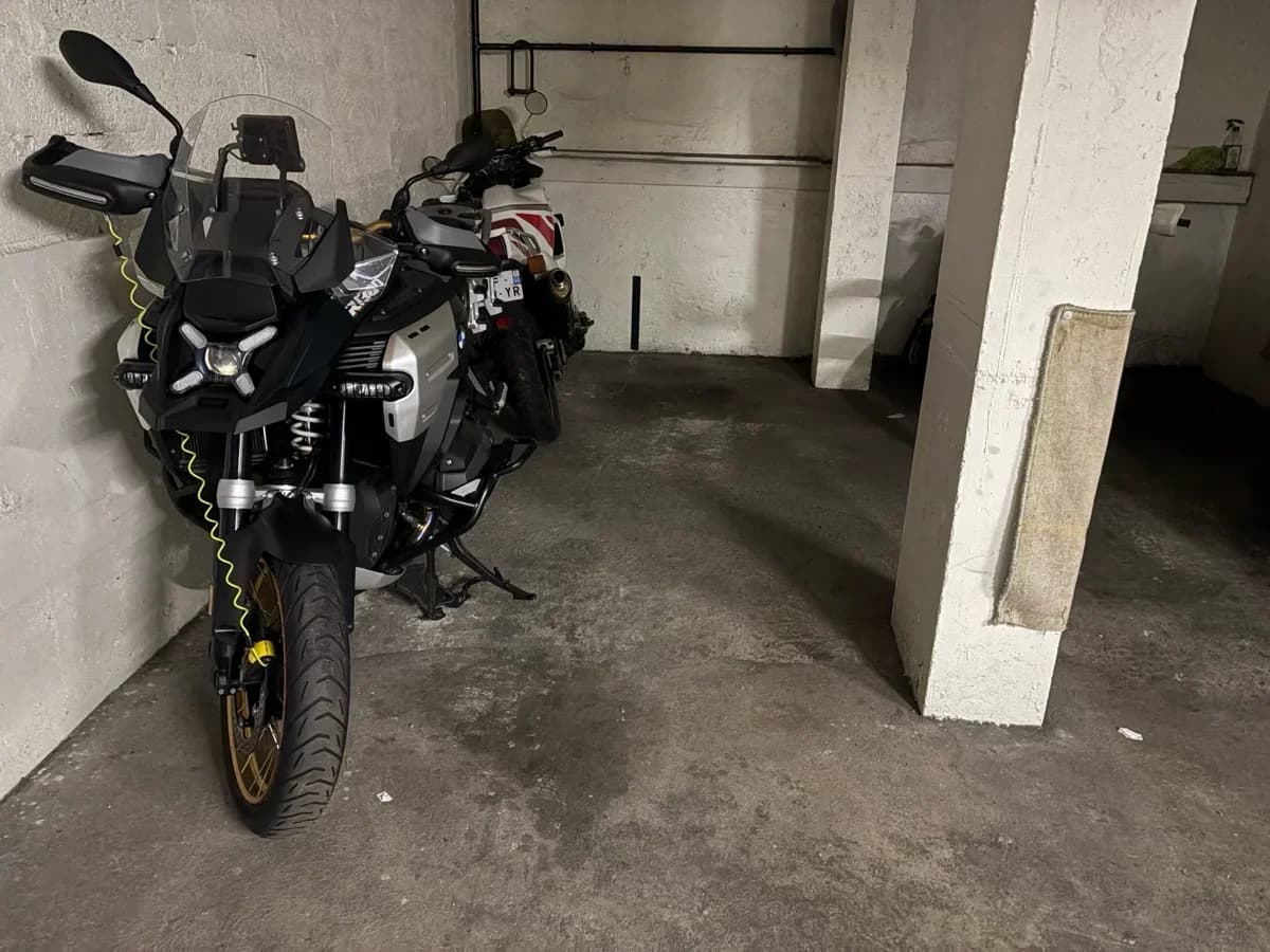 À louer : emplacement de parking pour moto au 141 ... - Location parking pour moto à Paris 18e