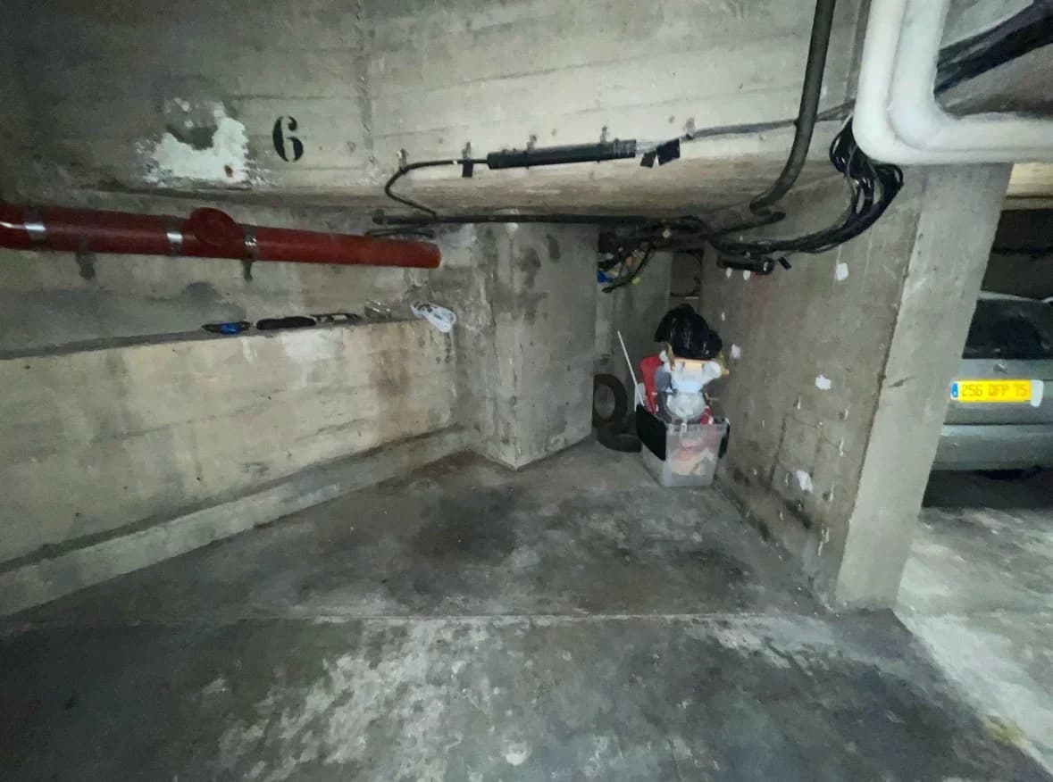 À louer, emplacement de parking en sous-sol situé ... - Location parking pour moto à Paris 16e