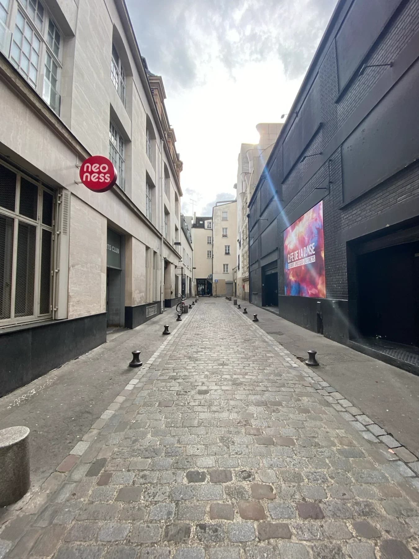 À louer : emplacement de parking sécurisé situé au... - Location parking pour voiture et moto à Paris 11e