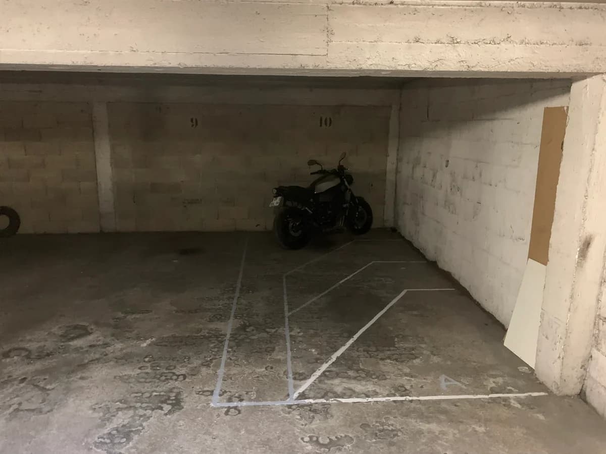 Place de parking sécurisée dédiée aux deux-roues, ... - Location parking pour moto à Paris 18e