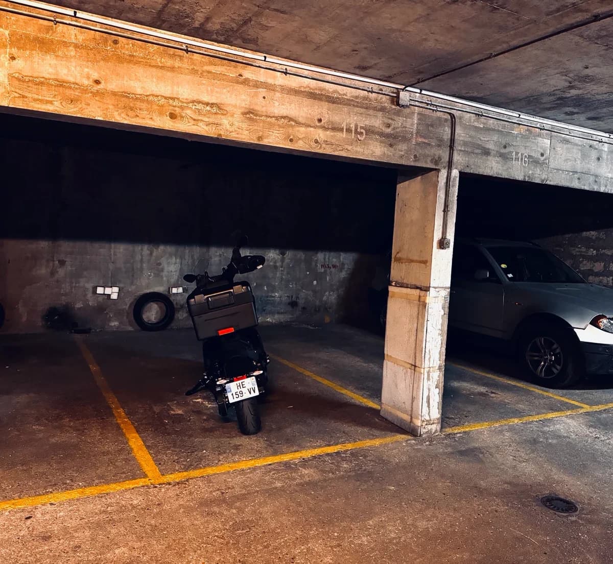 À louer, place de parking en sous-sol au sein d’un... - Location parking pour voiture et moto à Paris 20e