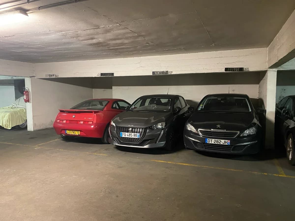Place de parking située rue Marie-Éléonore de Bell... - Location parking pour voiture à Paris 9e